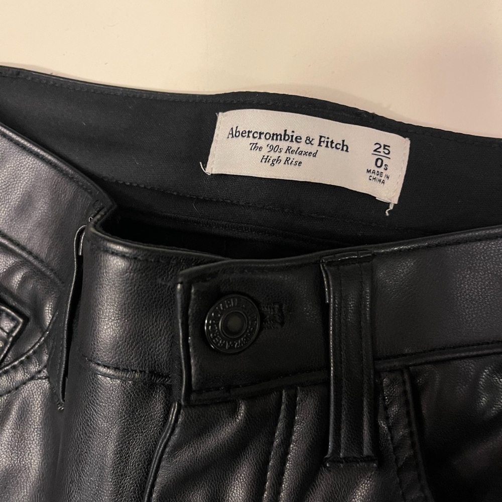 Abercrombie & Fitch size 25 (0) short black vegan leather 90s Relaxed pant.